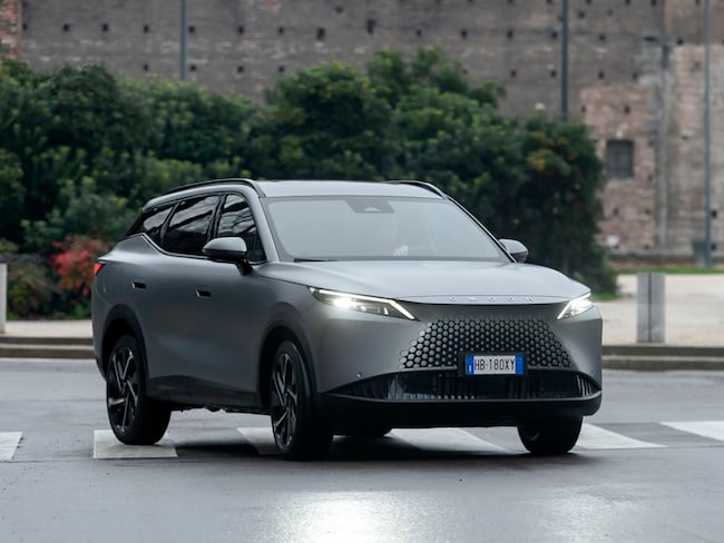Omoda 7 Shs-p, le foto su strada del suv plug-in