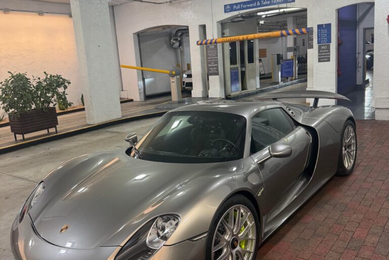 [Porsche 918 Spyder] in Coconut Grove in Miami
