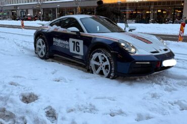 A [Porsche 992 911 Dakar] and a [Porsche 992 911 GTS] in the snow.
