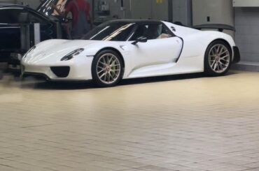 In for a service [Porsche 918 Spyder]