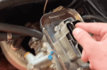 Carburetor choke linkage stuck (unexpectedly half-fixed it at the end of the video😅)