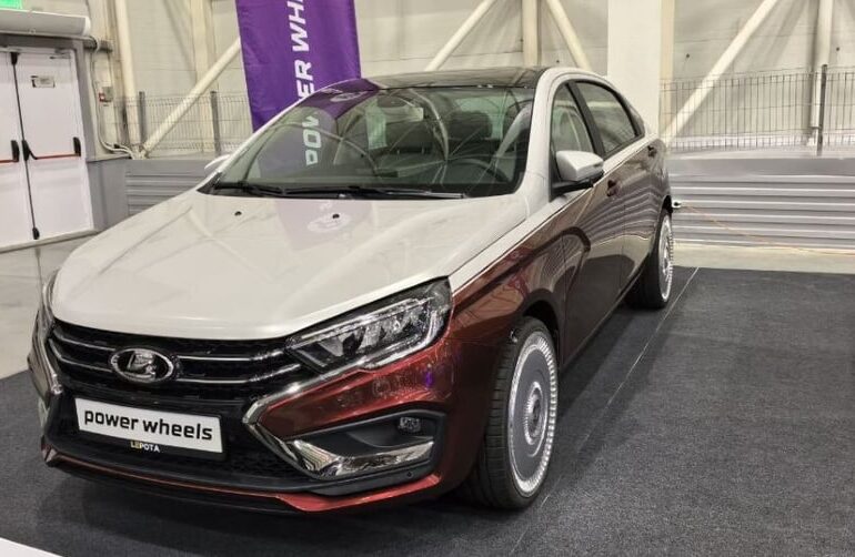 Lada Aura (Aurabach) Inspired from the Mercedes Maybach S680 V223 Dual colour tone