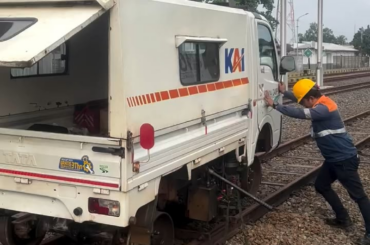 Reversible rail vehicle