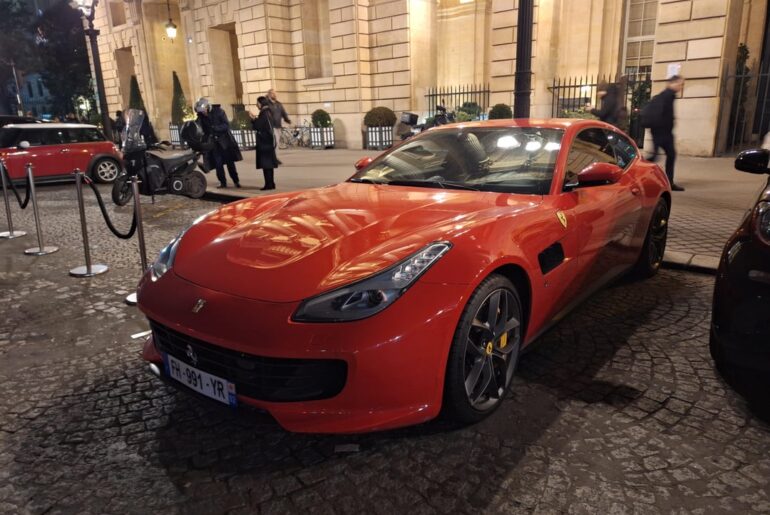 [Ferrari GTC4Lusso] in Paris