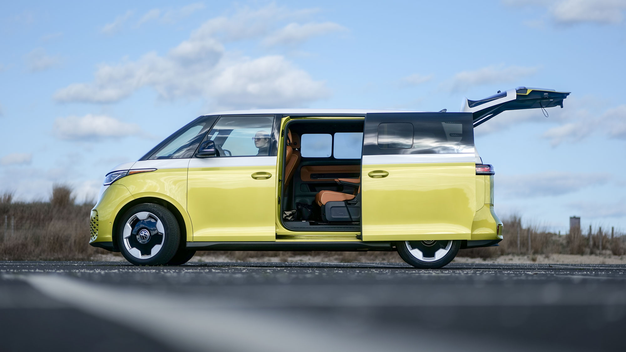 2025 Volkswagen ID. Buzz Pro S Plus 4MOTION test drive.