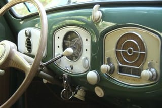 a VW beetle with a steering-column stickshift. never seen anything like this before.