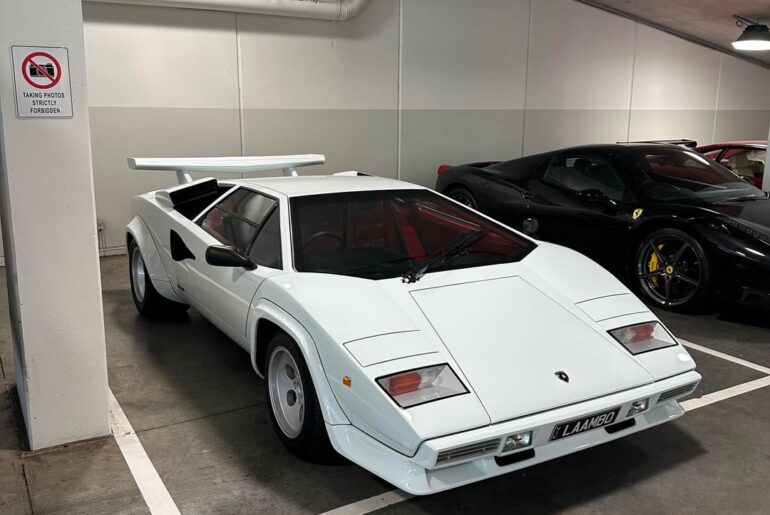 Flawless [Lamborghini Countach 5000 QuattroValvole] at the Ferrari dealership carpark