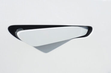 U.S. bill would require easy-to-find manual door handles in EVs