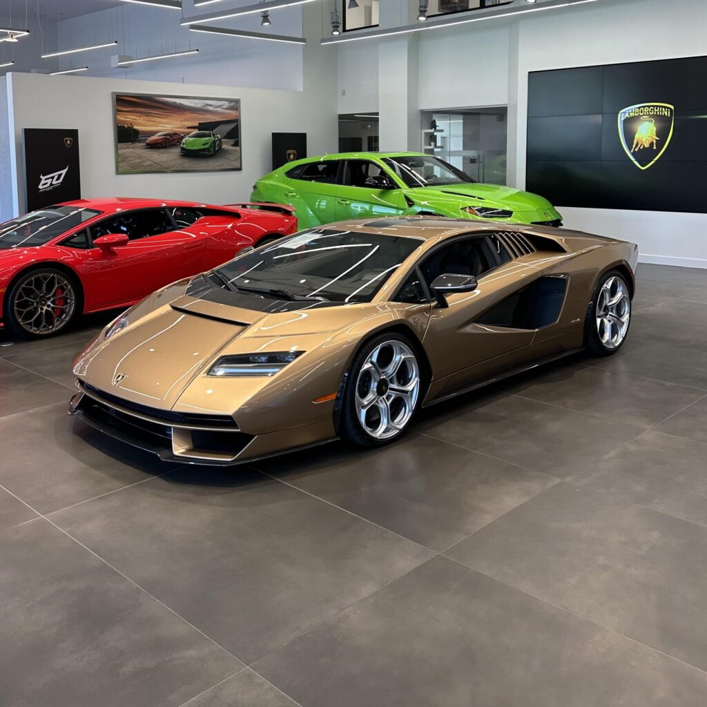 Lamborghini Countach finished in Bronzo Zante [2562x2562]