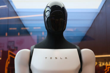 Tesla Optimus Robot's Public Failure Has To Be Seen To Be Believed
