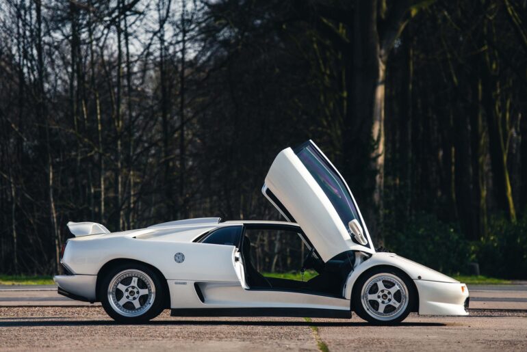 Another shot of the Diablo SV in Balloon White! [2304 x 1536]