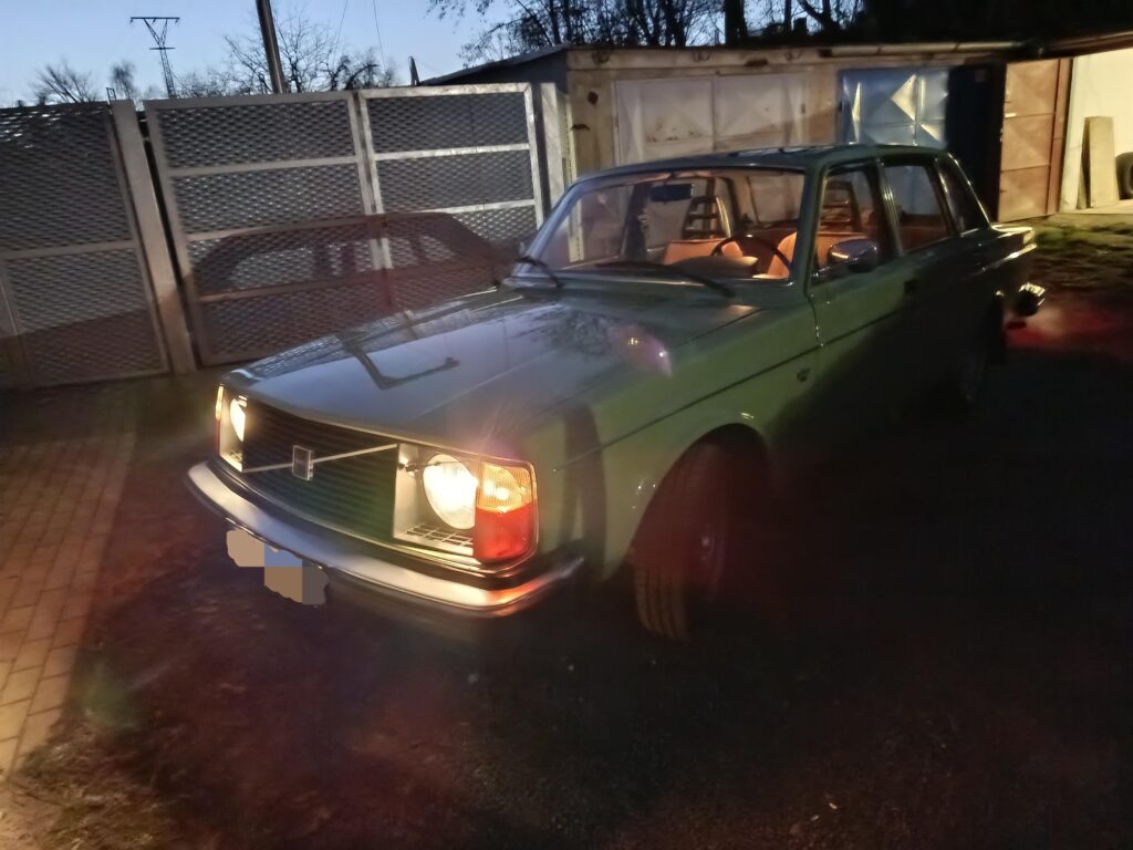 1975 Volvo 244 DL in the dusk