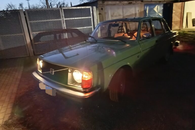 1975 Volvo 244 DL in the dusk