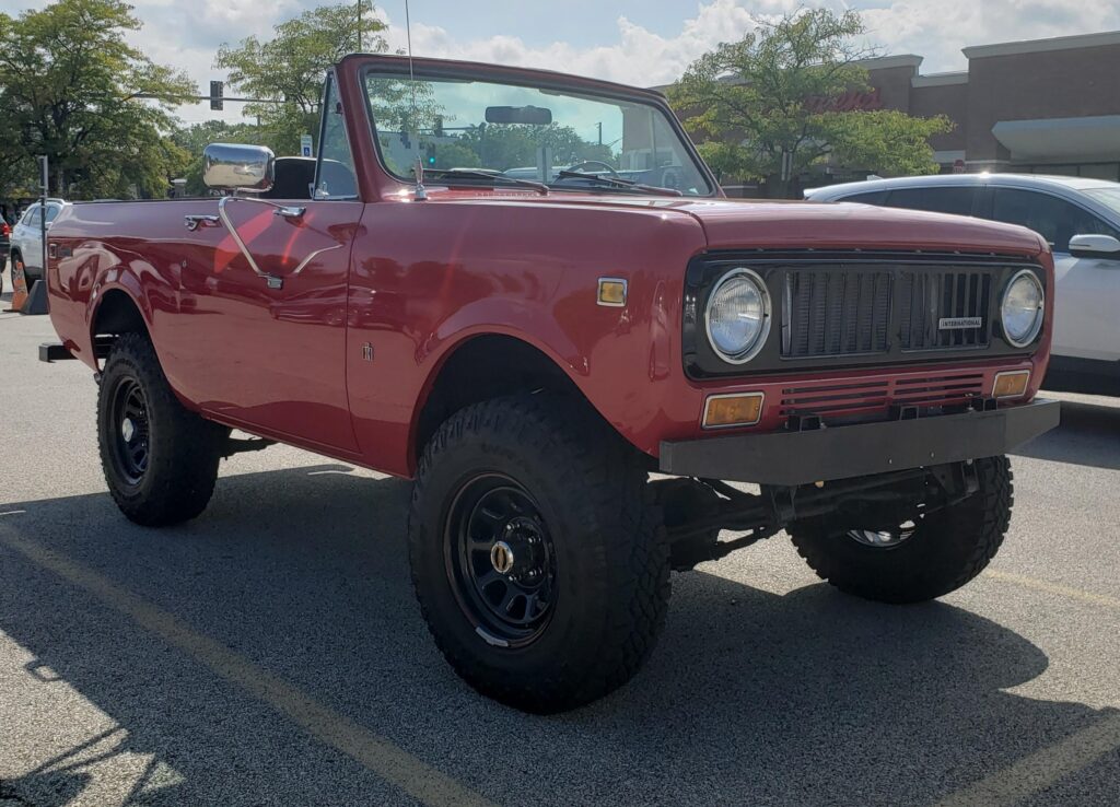 [International Scout] spotted in Illinois last summer, don't know much about these, but love how lifted it is