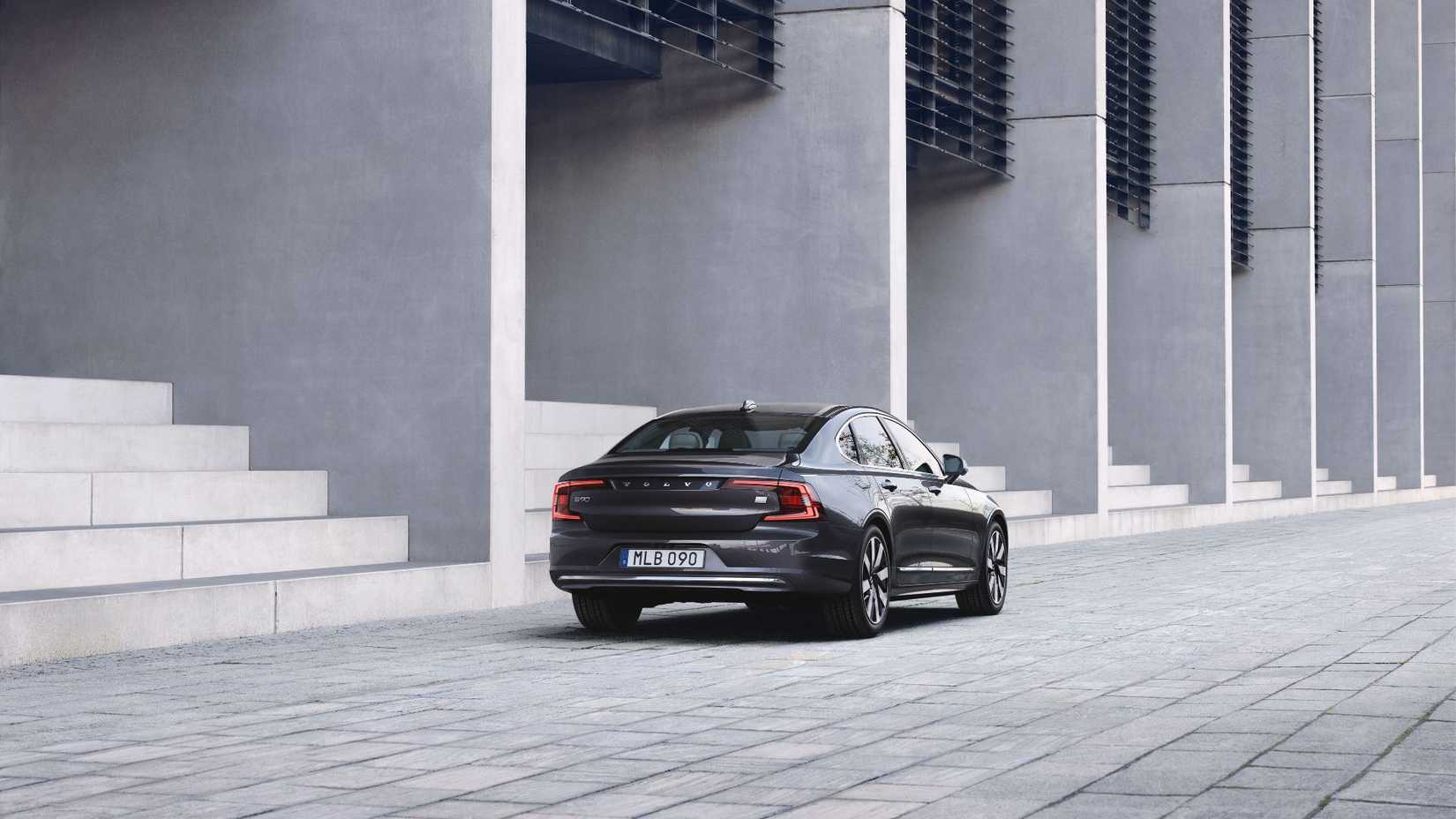 Static rear 3/4 shot of a gray Volvo S90 Recharge T8 AWD.