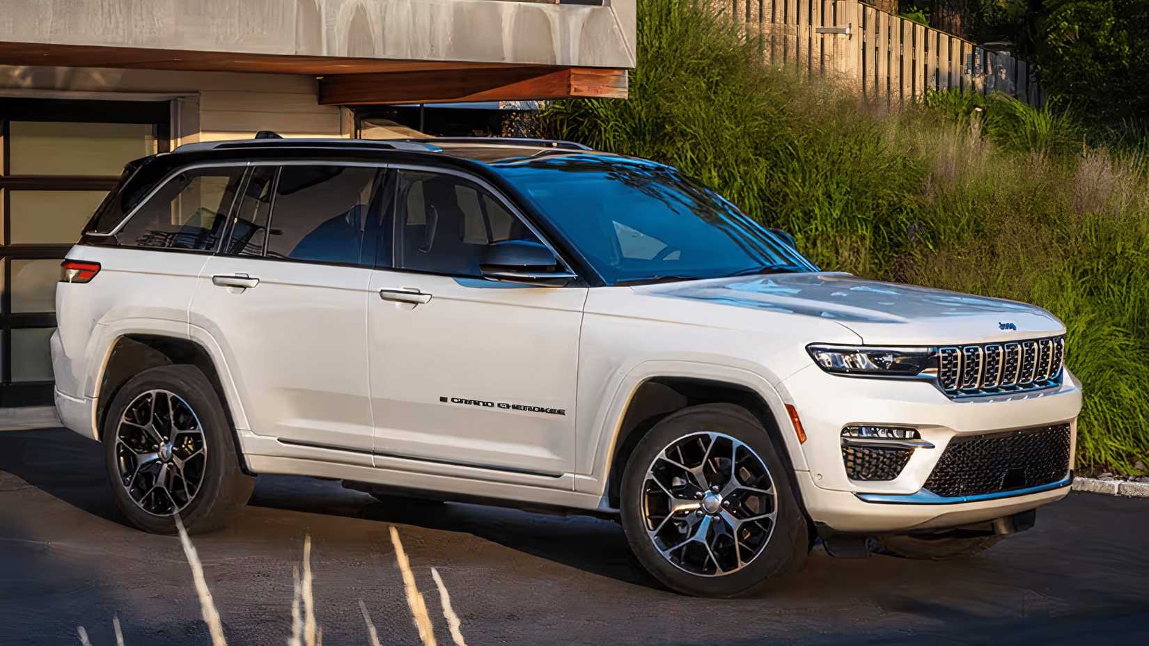 2025 Jeep Grand Cherokee 4xe White Front Angled View