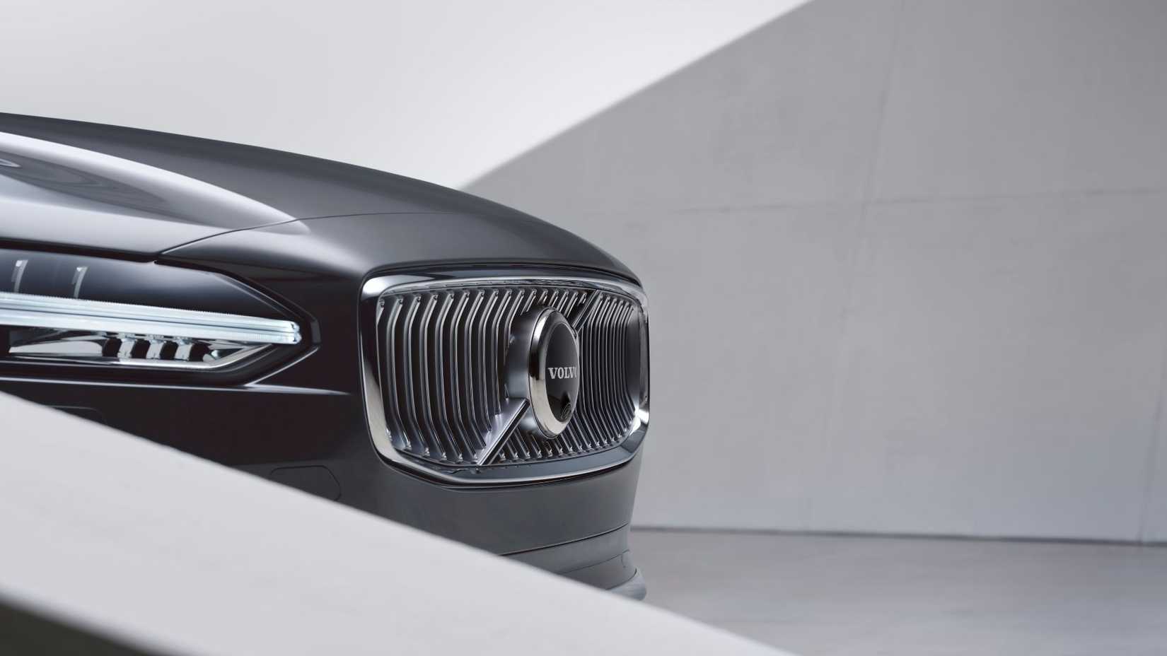 Close-up shot of the grille on the front of a gray Volvo S90 Recharge T8.