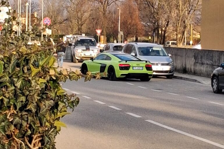 [ Audi R8 V10 ] in this beautiful color