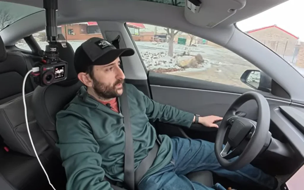 A DoorDasher decided to let his Tesla Full Self-Driving take control as he dropped off orders on a snowy day, and people were impressed by his smart thinking