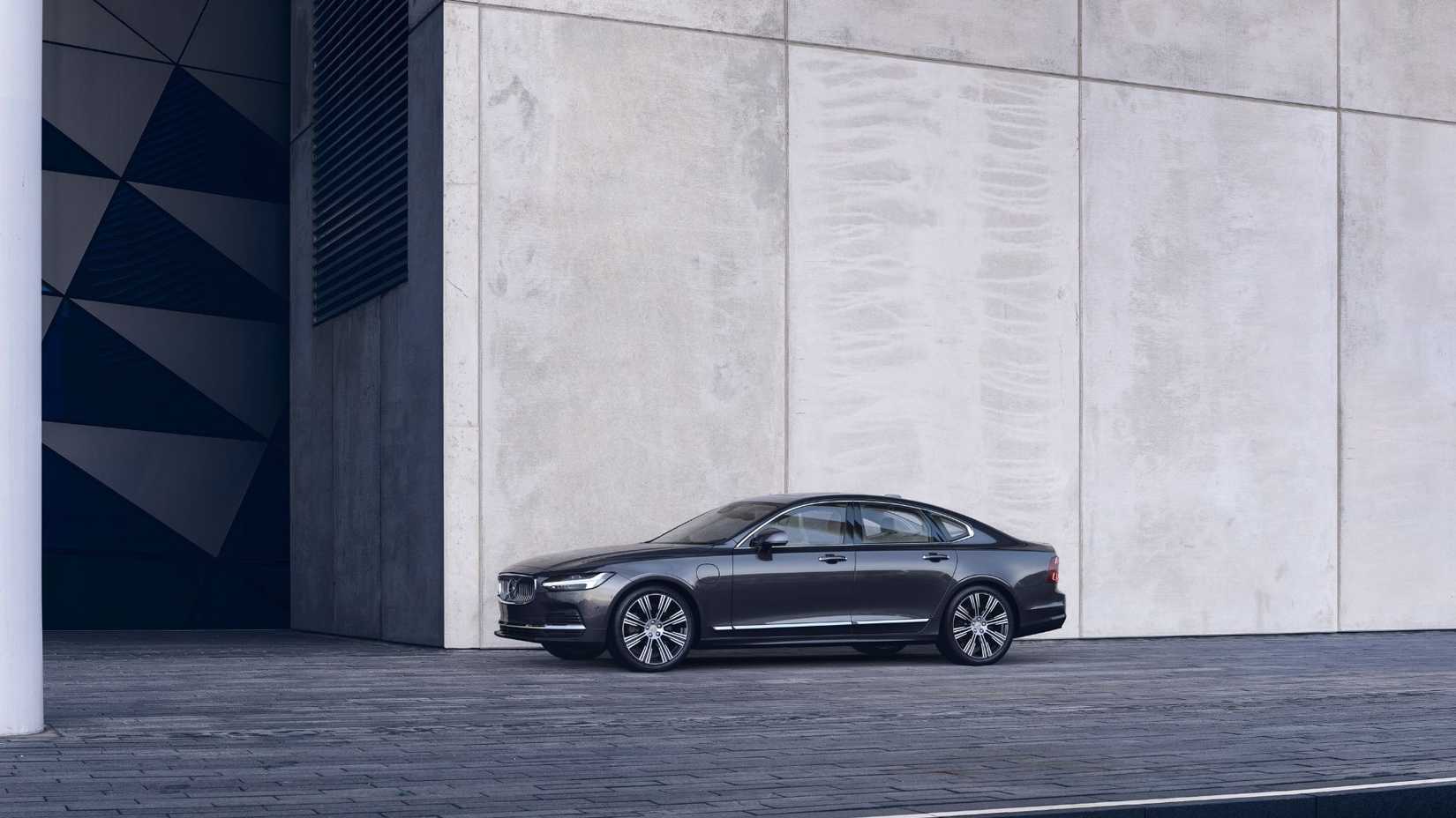 Static side profile shot of a gray Volvo S90 Recharge T8.