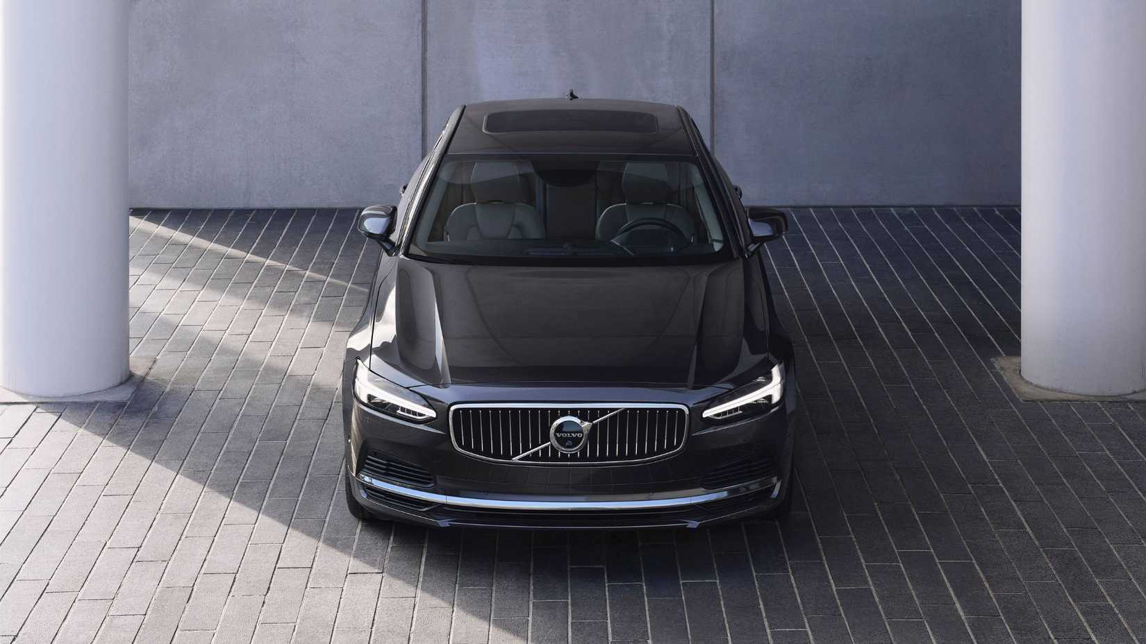 Static front-end shot of a gray Volvo S90 Recharge T8.