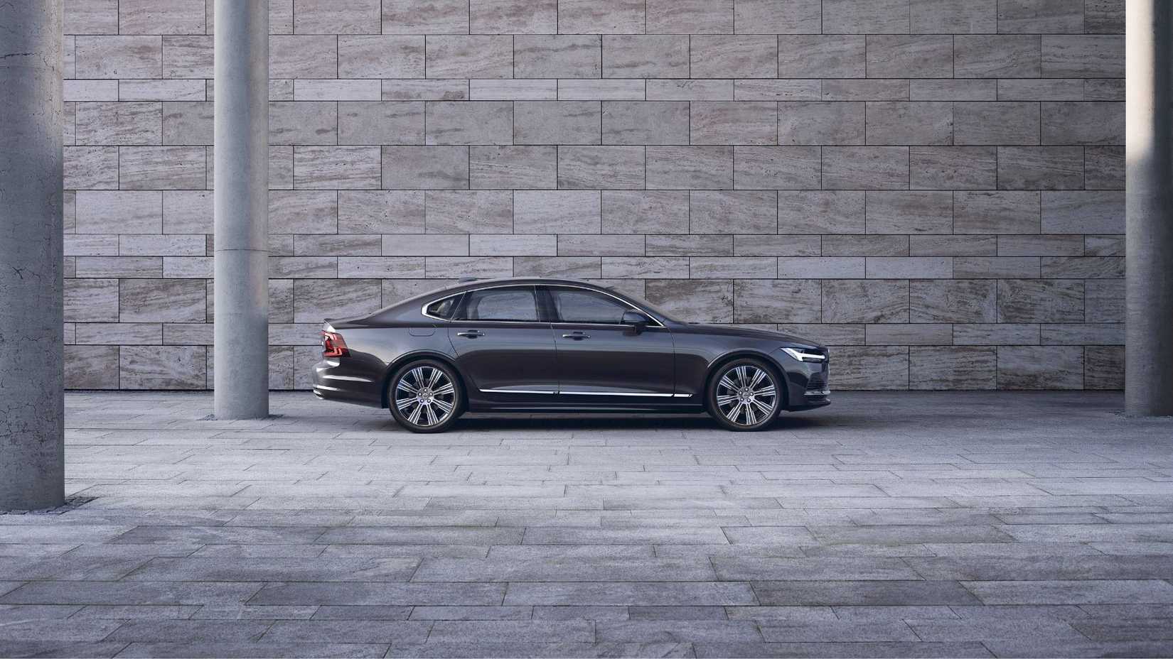 Static side profile shot of a gray Volvo S90 Recharge T8.