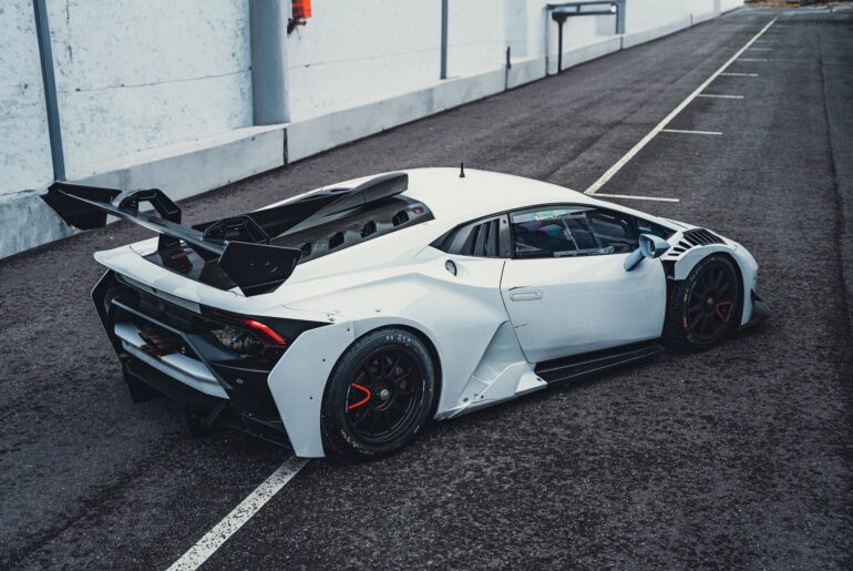 Race cars without all of the stickers are just so bad ass! (Huracan Super Trofeo EVO1) [1728 x 1152]