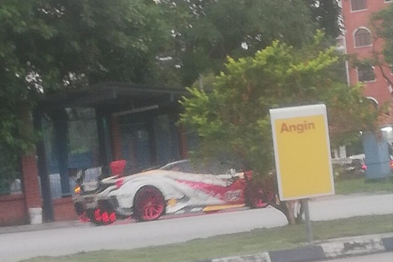 [Ferrari 488 Pista] spotted near gas station