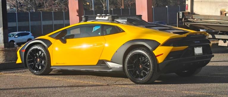 [Unknown] Lamborghini braving snowy Canadian winter!