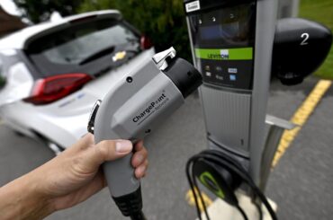 Feds expected to announce national automotive strategy, new EV rebates today