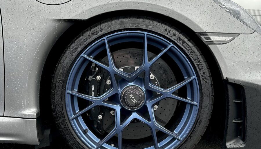 Porsche GT4 RS with pricey magnesium rims [3024×4032]
