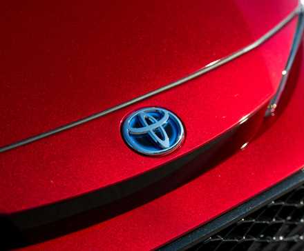 2023 Corolla Hybrid SE Ruby Flare Pearl Paint Badge