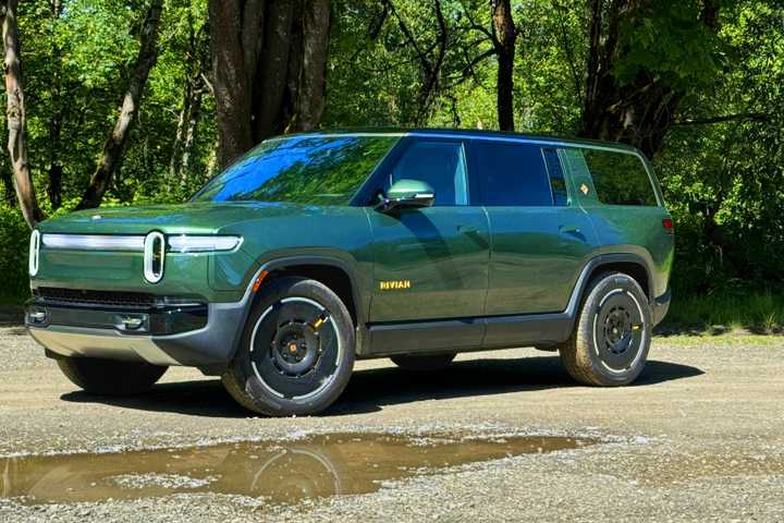 2025 Rivian R1S front 3/4 static