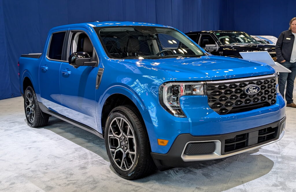2025 Ford Maverick Hybrid front three quarters