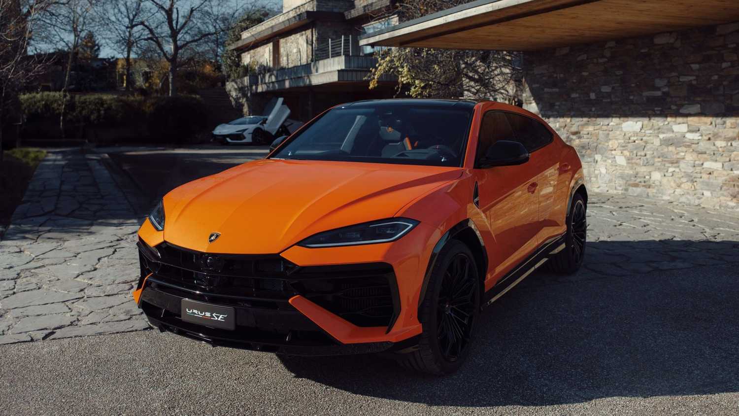 Front quarter view of the Lamborghini Urus SE, parked.