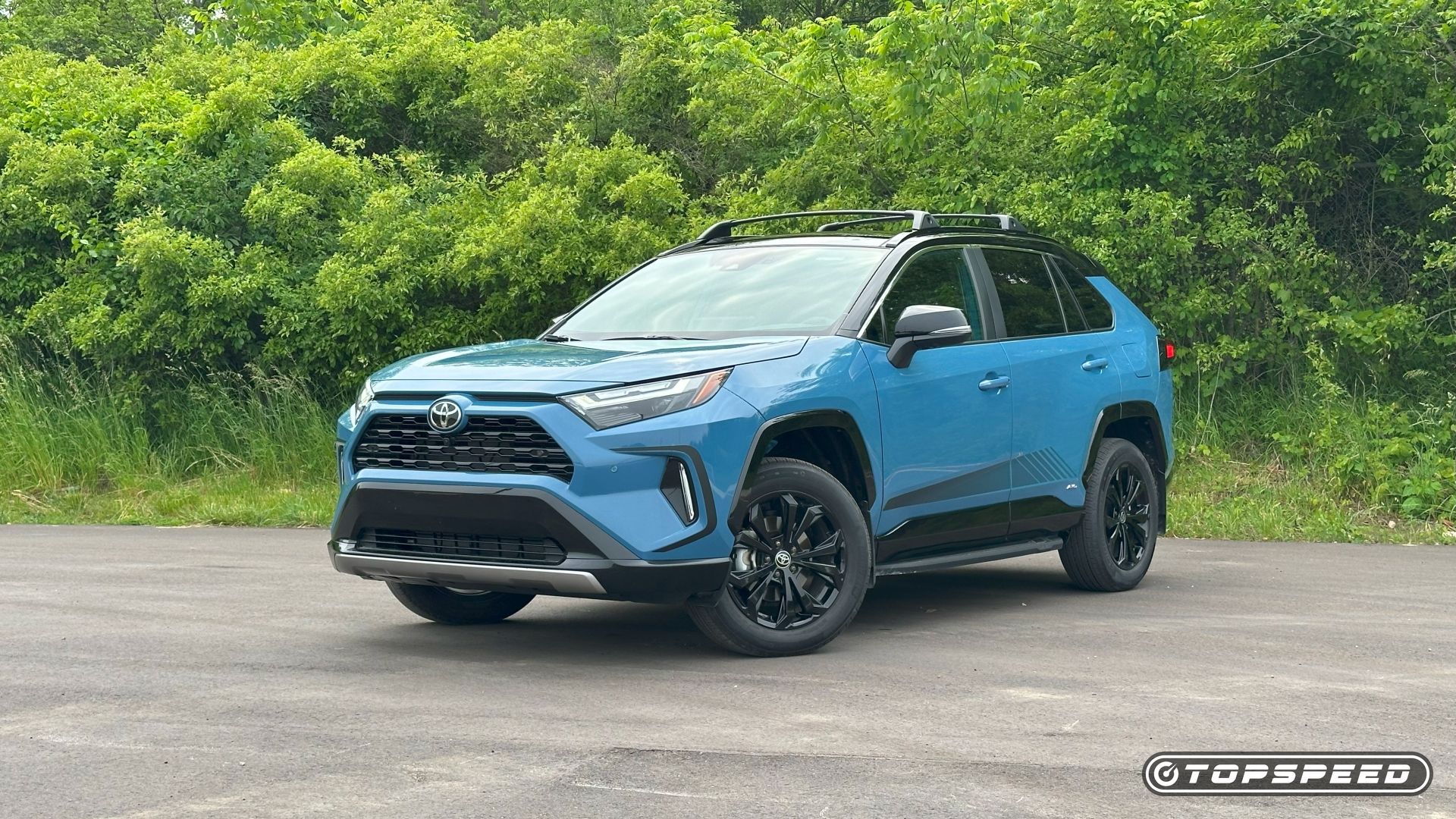 2025 Toyota RAV4 XSE All-Wheel Drive Front Three-Quarter 02