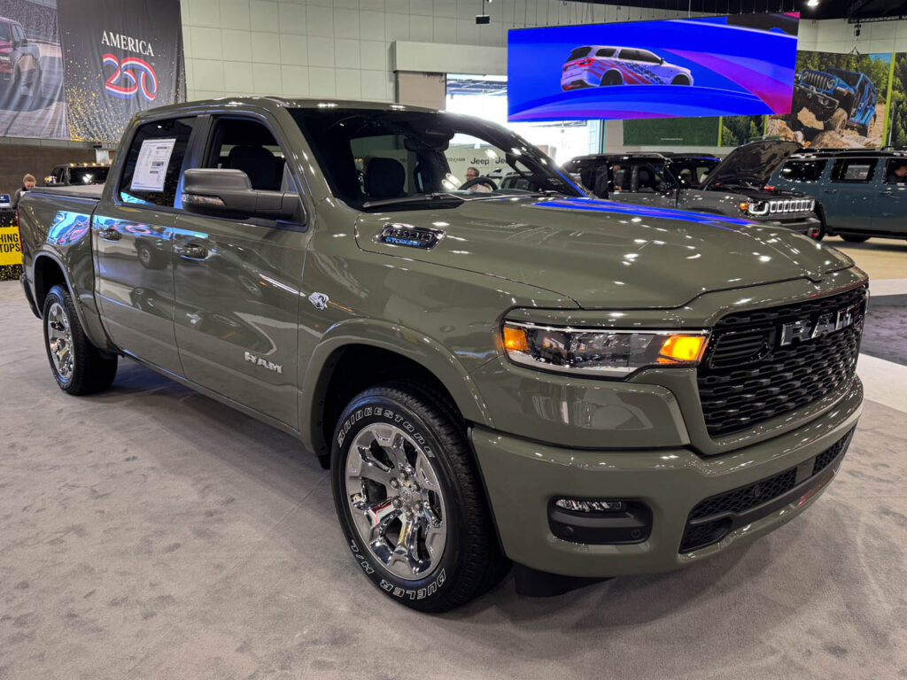 2026 Ram 1500 V8 Hemi front three quarters