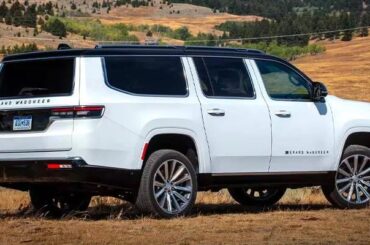 The Jeep Wagoneer rolled off the line looking dated. Apart from the LEDs, It looks like it came out in 2004.