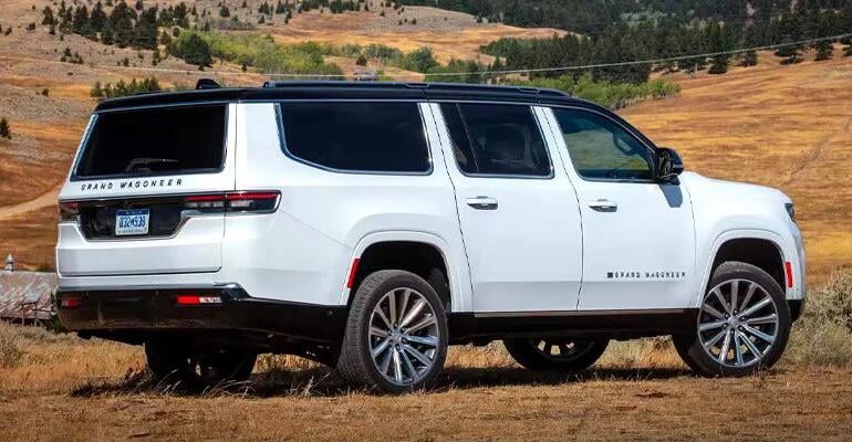 The Jeep Wagoneer rolled off the line looking dated. Apart from the LEDs, It looks like it came out in 2004.