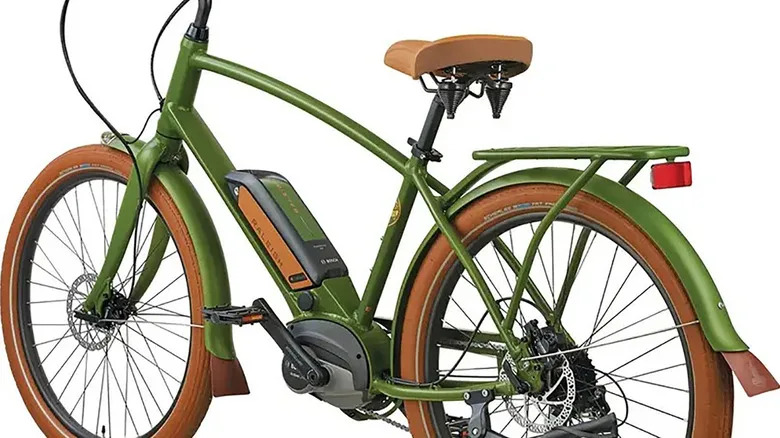 A Raleigh Retroglide Royale 2.0 iE e-bike in green and tan on a white background.