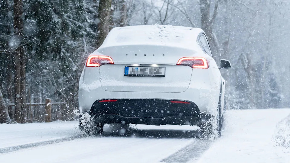 Unterallgäu, Bavaria, Germany - January 25, 2026: A Tesla Model Y electric car drives along a snow-covered country road in Bavaria in winter road conditions. Snow and slipperiness make for slippery roads and difficult traffic conditions *** Ein Elektroauto des Typs Tesla Model Y fährt bei winterlichen Straßenverhältnissen über eine verschneite Landstraße in Bayern. Schnee und Glätte sorgen für rutschige Fahrbahn und erschwerte Verkehrsbedingungen