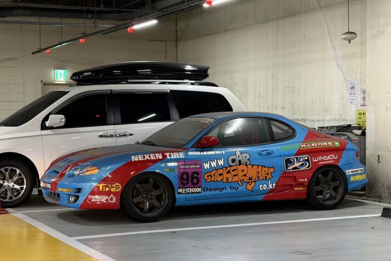 [Hyundai Tiburon] in supermarket without plate