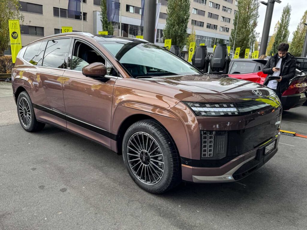 Hyundai Ioniq 9 Vertex Calligraphy front three quarters