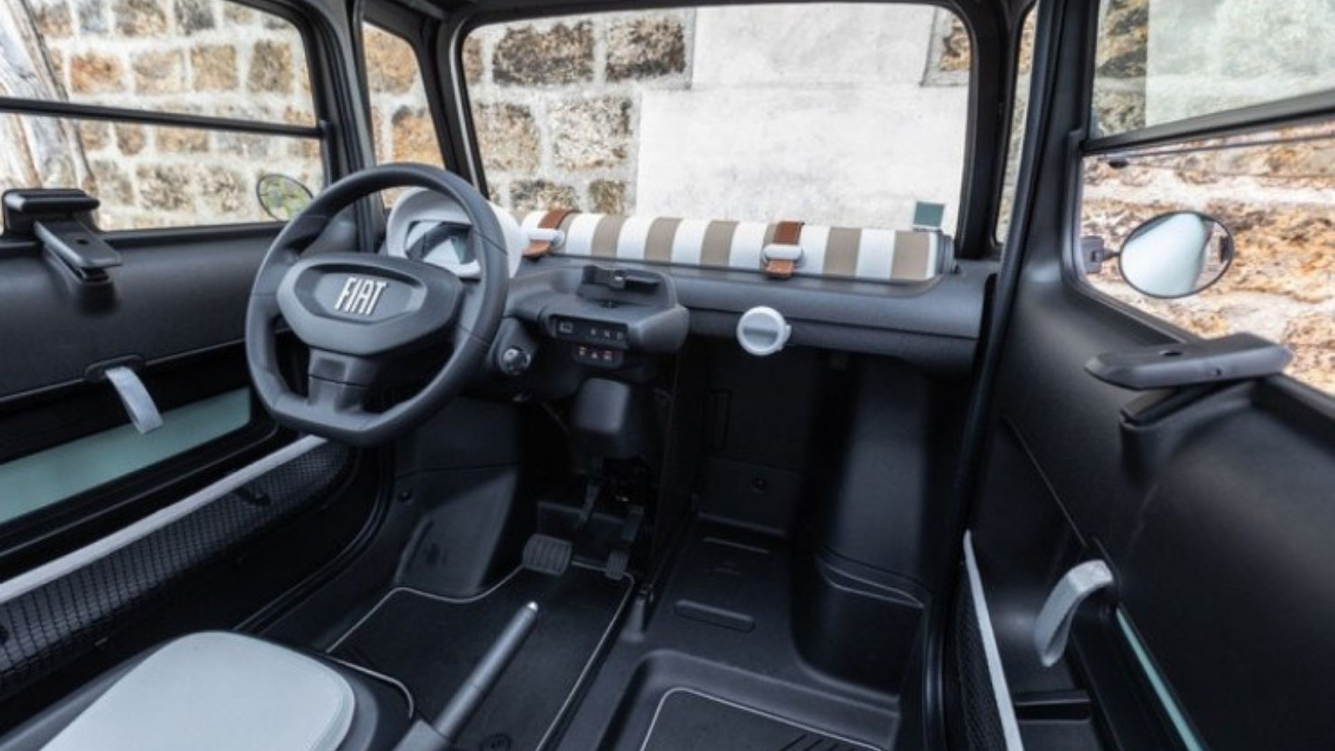 Fiat Topolino ganha painel digital de 5,7”, autonomia de 75 km e preço inicial de 9.990 euros com opção por assinatura mensal.