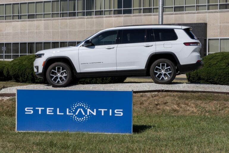 Jeep Cherokee behind blue Stellantis sign