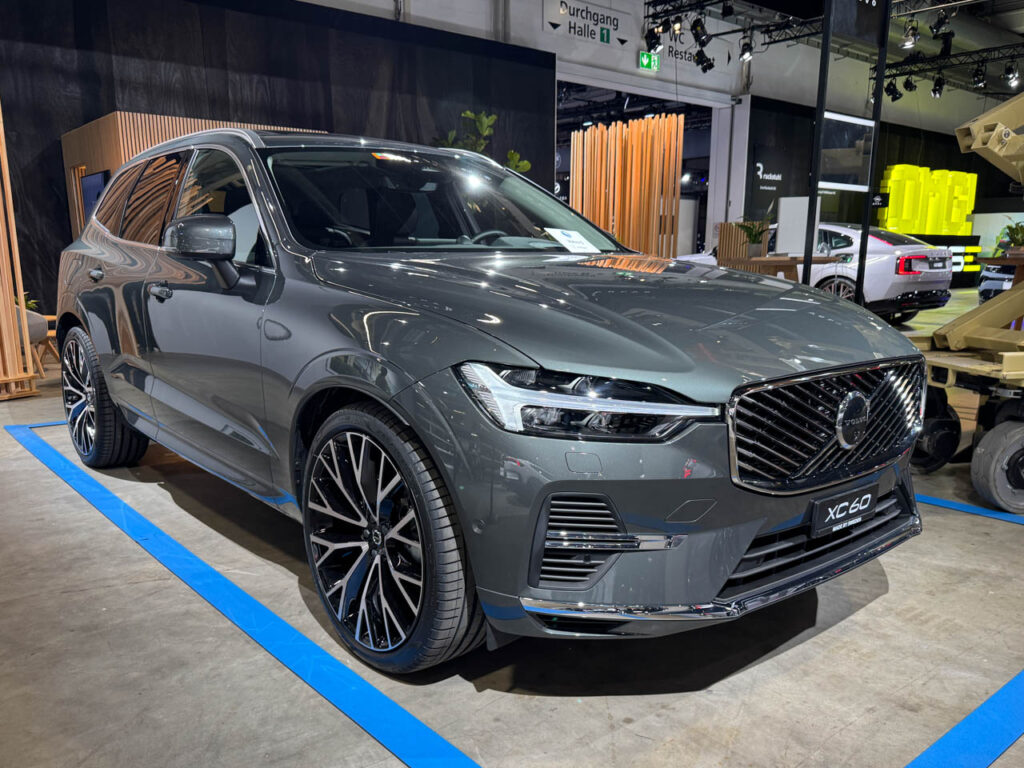 Volvo XC60 Plug-in Hybrid Refresh front three quarters
