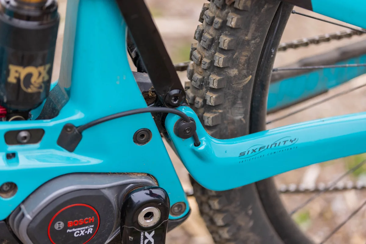 Yeti LTE T4 cable routing, with ports guiding the rear brake hose from the front to rear triangle.