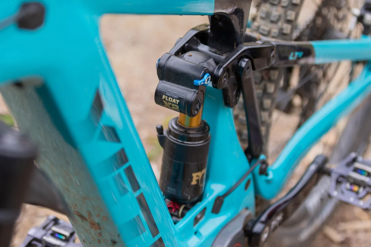 Yeti LTE T4 rear shock with tuneable progression thanks to the swappable lower shock mount.