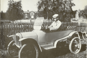 This is a 1914-1916 Rengsjöbilen. A 2-seater Swedish touring car with one passenger seat in the back, a chain driven rear axle, and basically no record of its entire existence remaining.