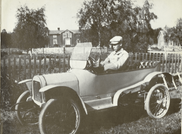 This is a 1914-1916 Rengsjöbilen. A 2-seater Swedish touring car with one passenger seat in the back, a chain driven rear axle, and basically no record of its entire existence remaining.